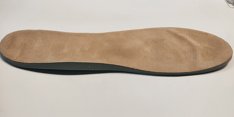Kožené stélky s podporou příčné a podélné nožní klenby a podprstovou řasou.