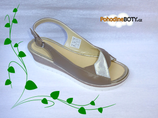Elegantní dámské sandále na klínku širší